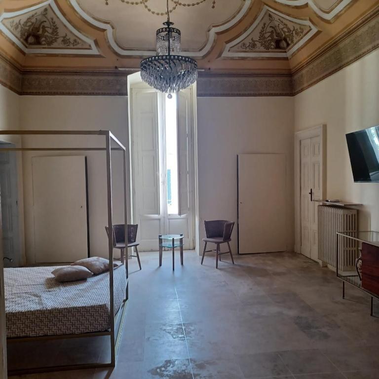 Don Goffredo, Monopoli - salone storico con soffitto affrescato e lampadario