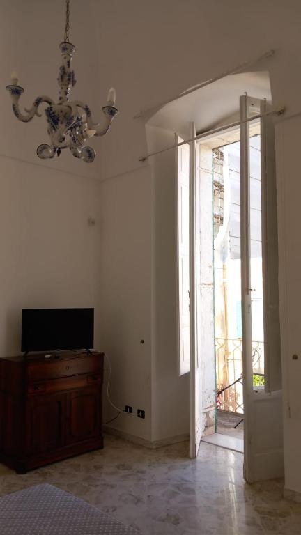 Don Goffredo - ingresso con lampadario in ceramica e porta finestra
